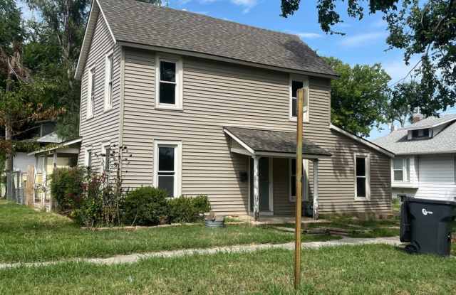 $899 - 3 bed 2 bath - Single Family Home - 130 East 2nd Street, Newton, KS 67114