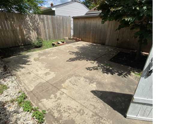 4002 Redfern Road Gallery 4