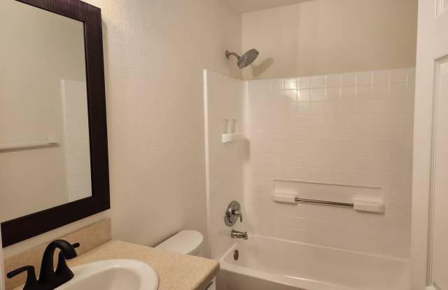 Cozy 3BR 1BA House Near Buckingham Area Move In Special 25% off First Month Gallery 4