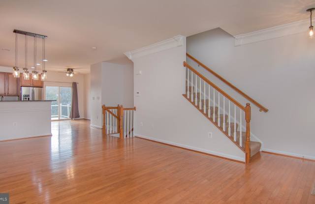 543 MCARTHUR TERRACE NE Gallery 2