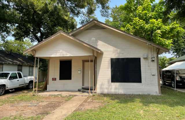 2 Bedroom 1 Bath House available for move in. - 3619 Penelope Street, Dallas, TX 75210