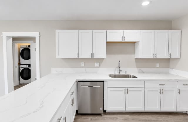 Renovated 5 bed 3 bath house on Art St Gallery 2