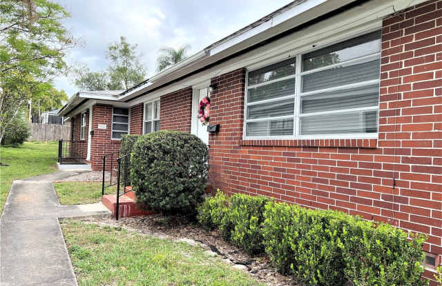 310 E POINSETTIA STREET - 310 East Poinsettia Street, Lakeland, FL 33803