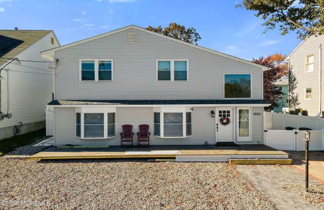 1850 Shore Boulevard Gallery 4