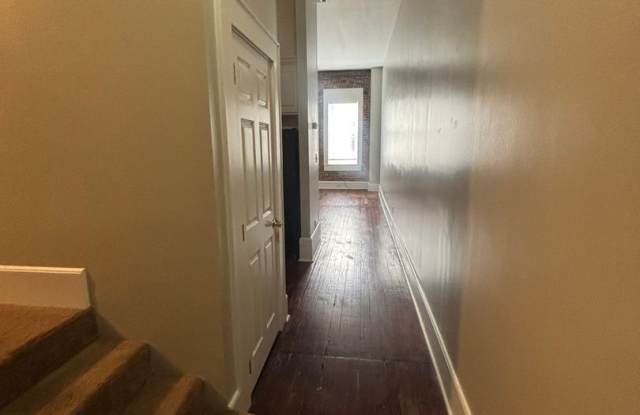 Cute Upstairs Down Town Apartment! Gallery 3