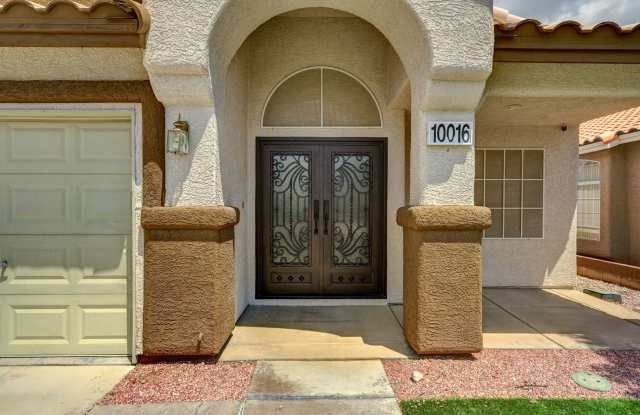 Spacious 5-Bedroom Retreat with Dual Fireplaces & Private Backyard Oasis near The Lakes! Gallery 4