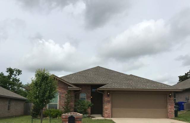 FIRST MONTH FREE! Conveniently located near OU, Highway 9, shopping and restaurants. - 4212 Condor Drive, Norman, OK 73072