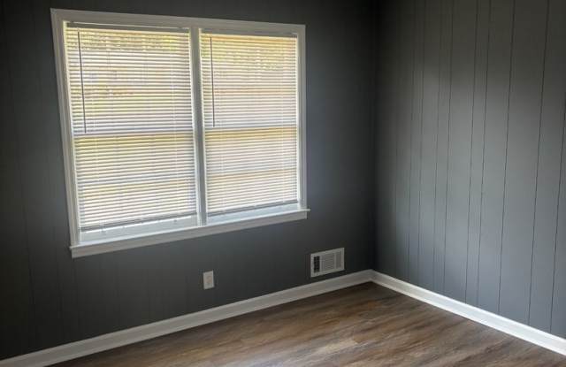 4bd 2ba All Brick Home with New Wood Floors & Large Fenced Yard 1/2 off 1st month rent Gallery 4