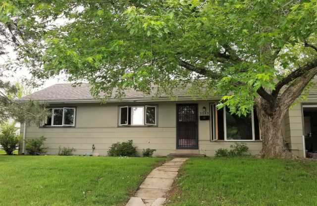 Cozy 3 Bedroom Home Near Hampden and I-25...Great Location! Huge Backyard! - 3383 South Grape Street, Denver, CO 80222
