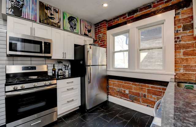 Charming 2-Bedroom Duplex in Franklin Park Gallery 2