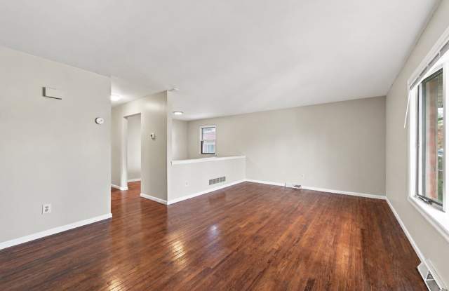 215 Warwick Gallery 3