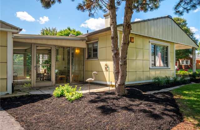 1029 North Hawthorne Lane Gallery 3