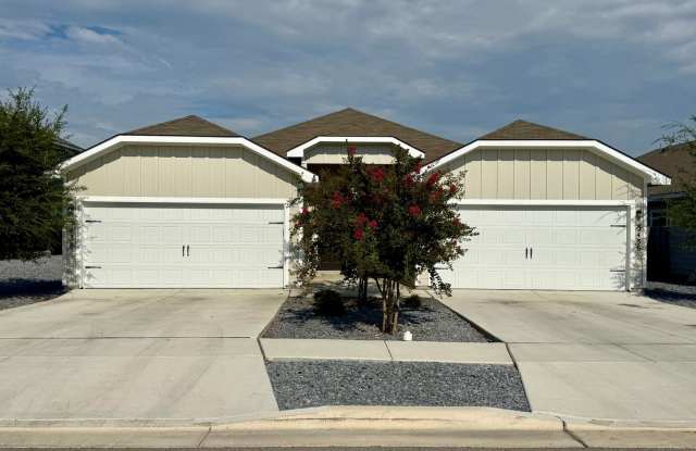 Luxury 3-bedroom, 2-bathroom Duplex in Seguin, TX! photos photos