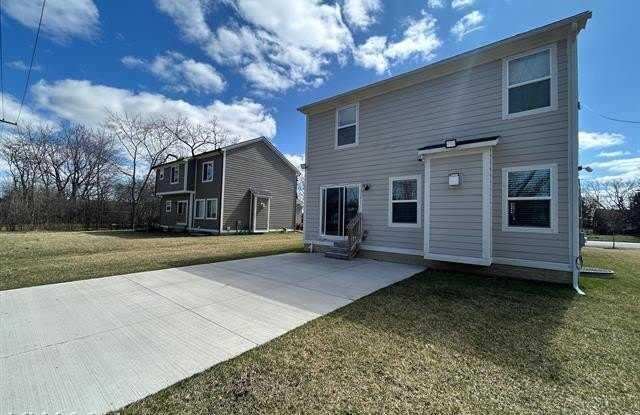 2323 E MAPLE Road Gallery 4