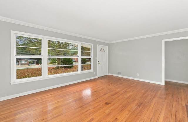 3BD/2BA Ranch Home for Rent – Fenced Yard, Garage & Hardwoods Gallery 4