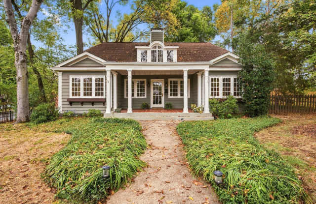 Nashville Belmont Bungalow, double lot large fenced yard, historic charm, modern amenities, walk everywhere, pet friendly Gallery 1