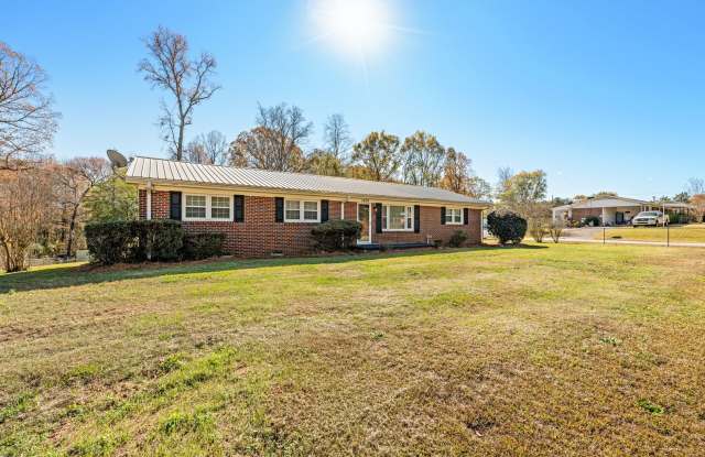 Charming 3 Bedrooms, 1.5 Bath Ranch Home Minutes From Lake Cooley photos photos