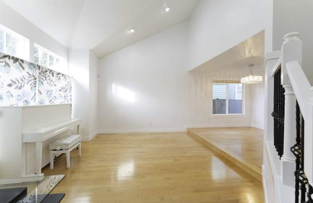 972 Graham Avenue Northeast Gallery 4