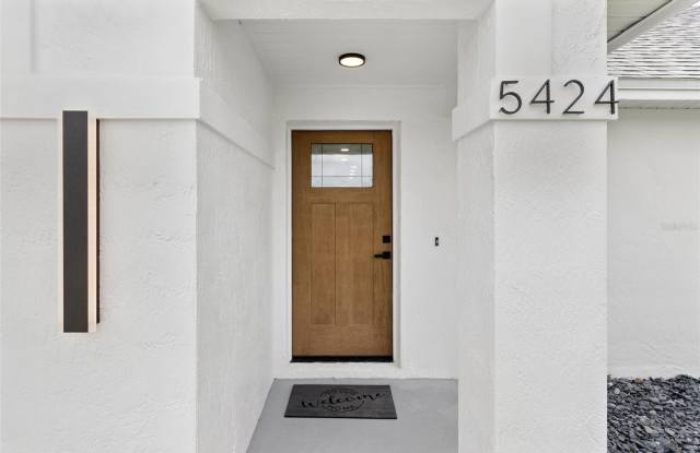 5424 LOMA VISTA Drive E Gallery 3