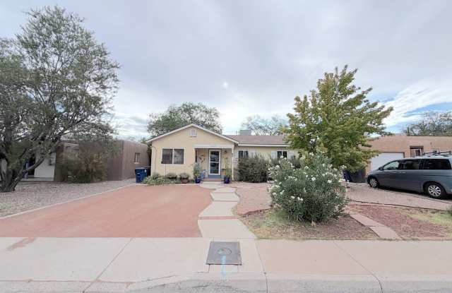 Charming 3-Bedroom Home with Casita Space Near UNM Gallery 1