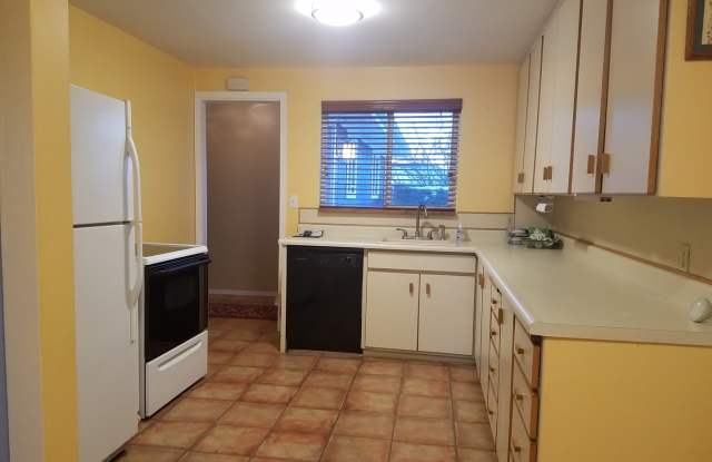 Downtown Burien duplex - main floor rambler unit - 3 bedroom 1 bath, storage & washer/dryer! Available NOW! Gallery 4