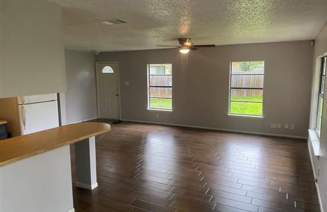 Cute 2/1 duplex with garage/carport Gallery 4