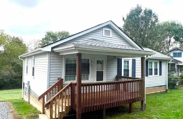 2 bedroom 1 bath Bungalow in North West Asheville Gallery 3