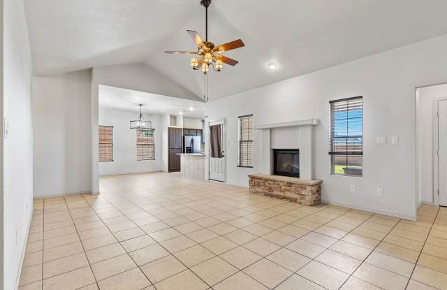 Spacious 4 Bedroom 2 Bath Home with Solar Panels Gallery 4