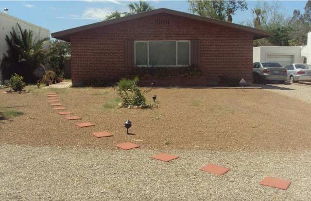 Charming 3 bedroom 2.bath with yard photos photos