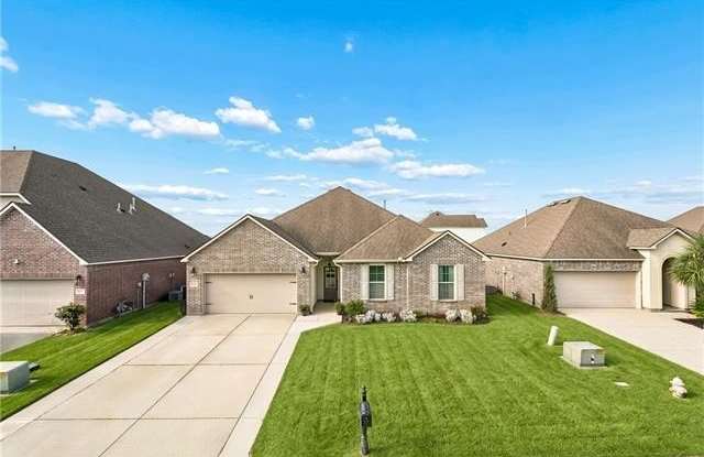 664 LAKESHORE VILLAGE Drive Gallery 2