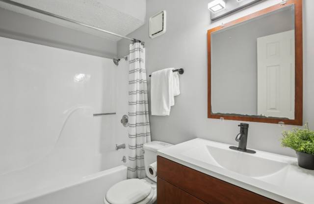 University Villa Apartments Gallery 3