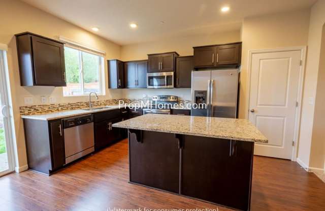 Beautiful Three Bedroom Townhome In Happy Valley - End Unit! photos photos