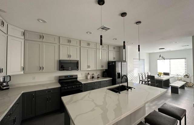 Fully Furnished 4BR + RV Garage Gallery 3