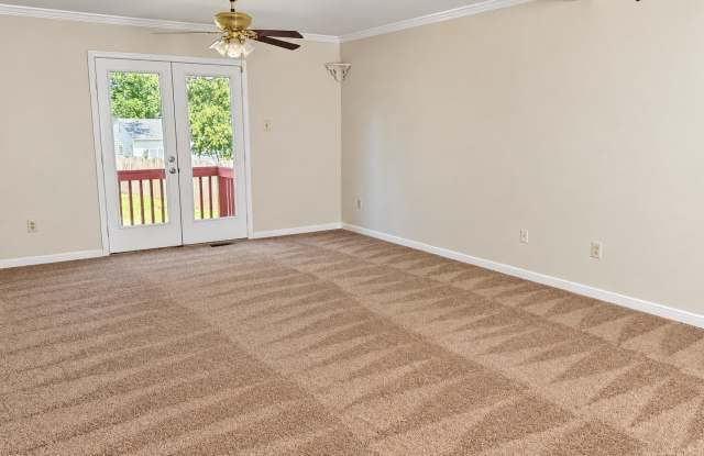 Colonial -2 story rental home in a very desirable area Gallery 4