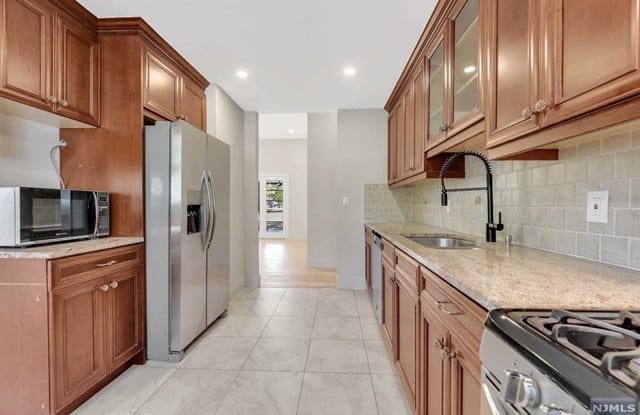 22 Greentree Terrace - 22 Greentree Terrace, Tenafly, NJ 07670