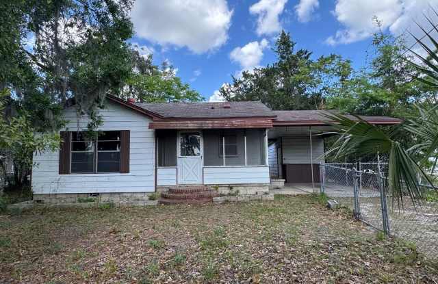 Vintage 2 Bedroom home near downtown Lake City photos photos