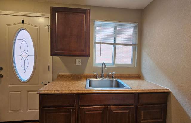 Highlands/Stadium Area Great Sized 1 Bedroom with Beautiful Hardwood Floors, Reserved Parking, Extra Storage, Fenced Yards Gallery 3