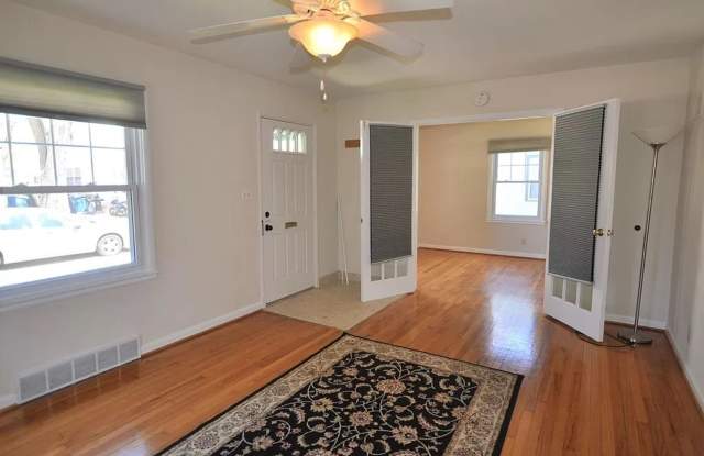 906 Sylvan Gallery 3