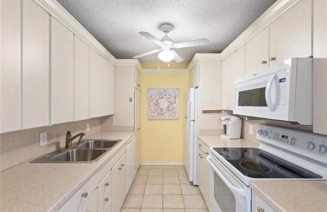 555 Park Shore Dr Gallery 1