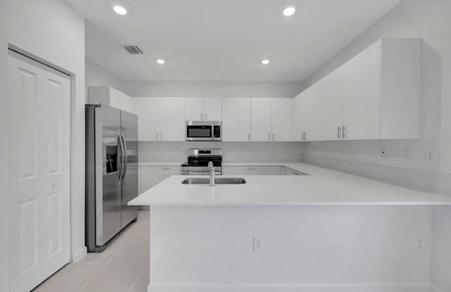 2587 SE 26TH Court, Homestead, FL 33035 - 2642 Gallery 1