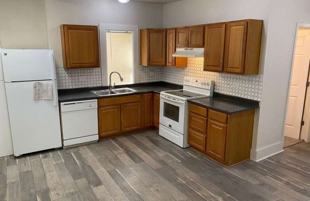 I70/BRIGHTON BLVD, EYLRIA-SWANSEA, 2 BED, NEW FLOOR/PAINT/TILE/STORAGE/FENCE, COVERED PORCH! UPDATED KITCHEN AND BATH! Gallery 4