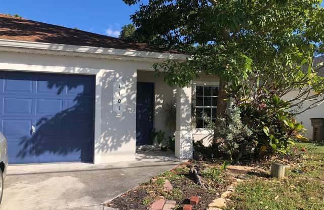 Experience this Large Cape Coral 3 bedroom 2 bath duplex with 1 car garage and screened in lanai. photos photos