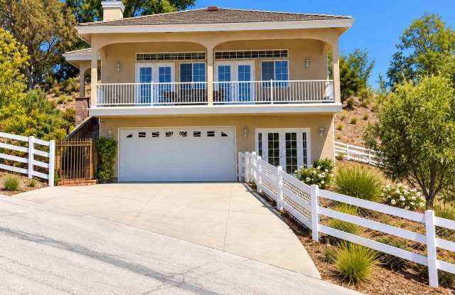 Country Style Living! 4bed+Bonus area/3.5 bath, 2000sqft+VIEWS Gallery 1