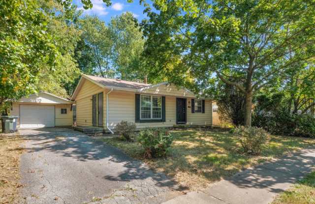 3 BED / 1 BATH HOUSE IN URBANA WITH IN-UNIT LAUNDRY - 1116 Austin Drive, Urbana, IL 61802