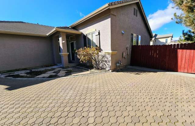 3 car garage house w/RV parking near the Truckee River - 8713 Spinner Court, Reno, NV 89523