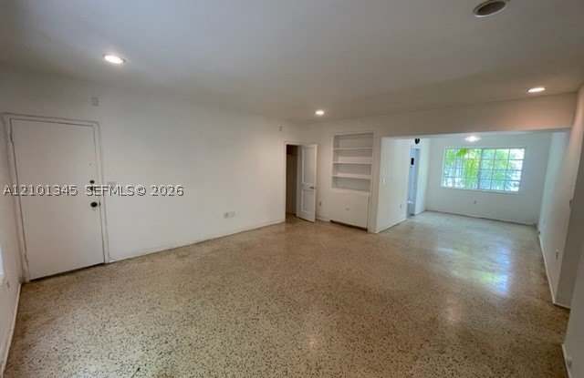 825 W 40th St Gallery 1
