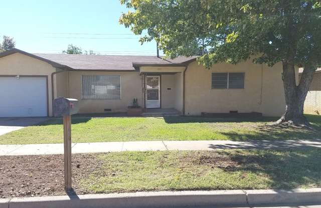 TWO BEDROOM HOME- LOTS OF SPACE Gallery 1