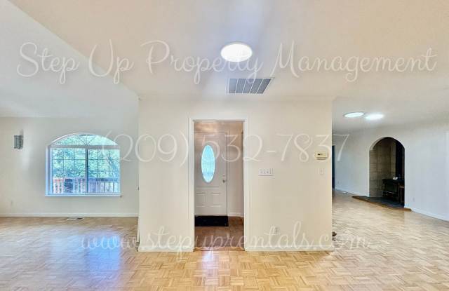 Spacious Contemporary Living: Stunning Three-Bedroom Retreat on Longeway! Gallery 3