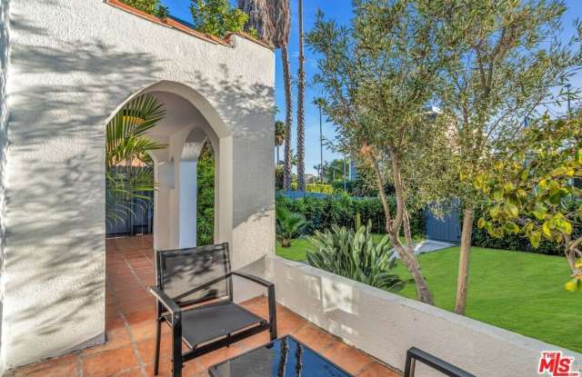 1006 N Crescent Heights Blvd photos photos