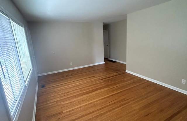 Beautiful 3-Bed Home in Prime Jeffersontown Location! Gallery 4